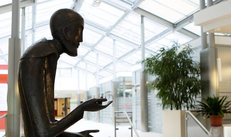 Eingangshalle Vinzenzkrankenhaus mit Empfang und Vinzenzstatue