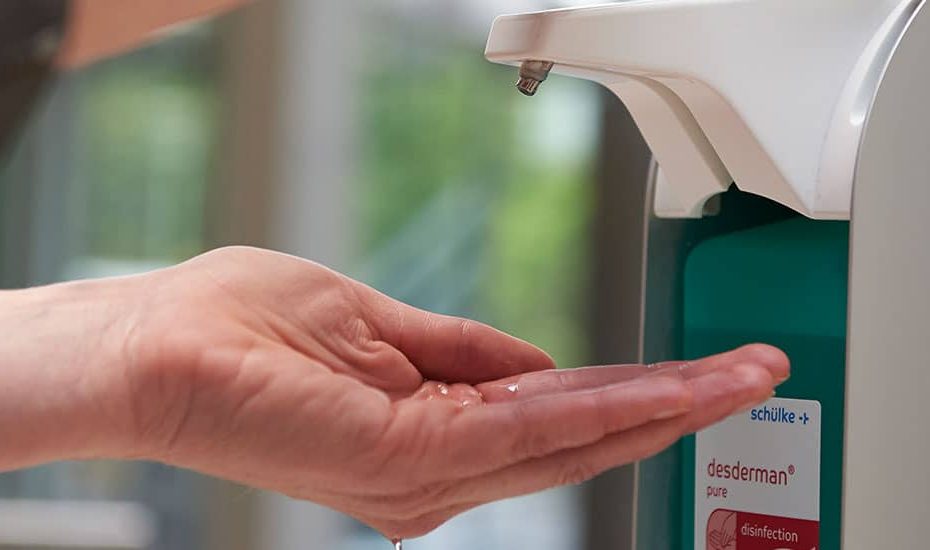 Hand unter Desinfektionsmittelspender