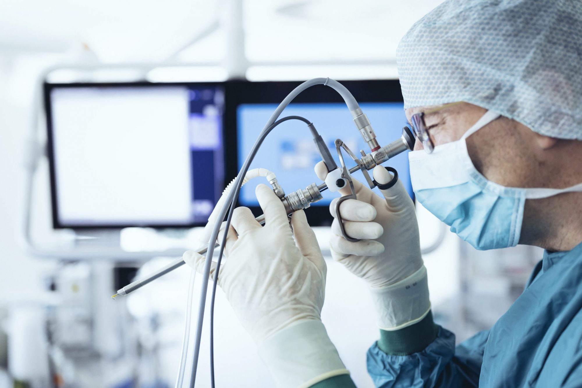 Urologe mit Blick durch Instrument