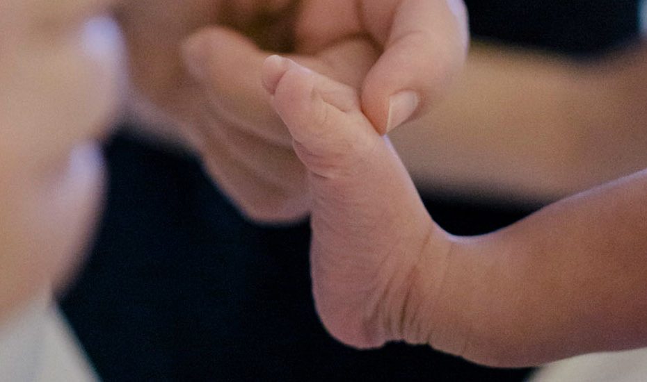 sanfte Berührung Babyfuß