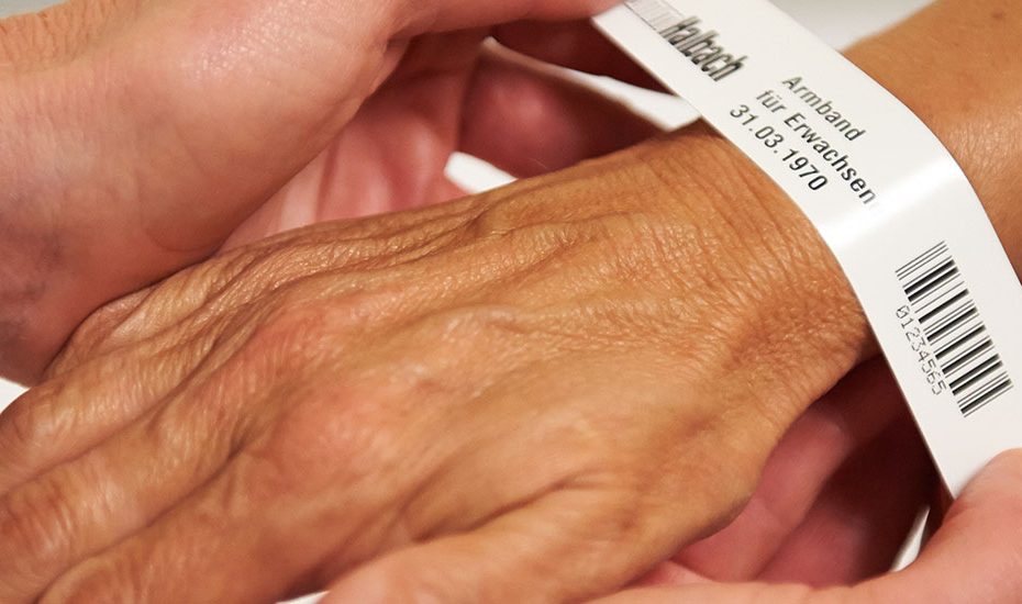 Anlegen des Patientenarmbandes