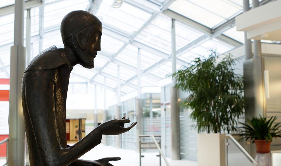 Eingangshalle Vinzenzkrankenhaus Hannover mit Pforte und Vinzenzstatue