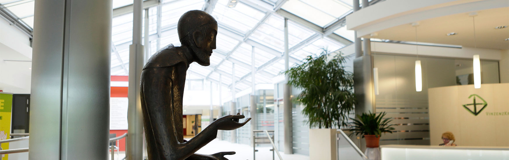 Eingangshalle Vinzenzkrankenhaus Hannover mit Pforte und Vinzenzstatue