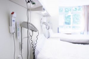 Patientenbett mit Telefon