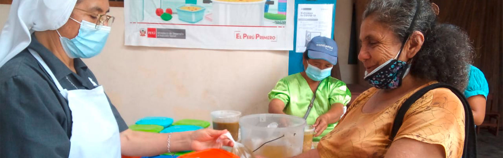 Ordensschwester in Peru gibt Lebensmittel aus