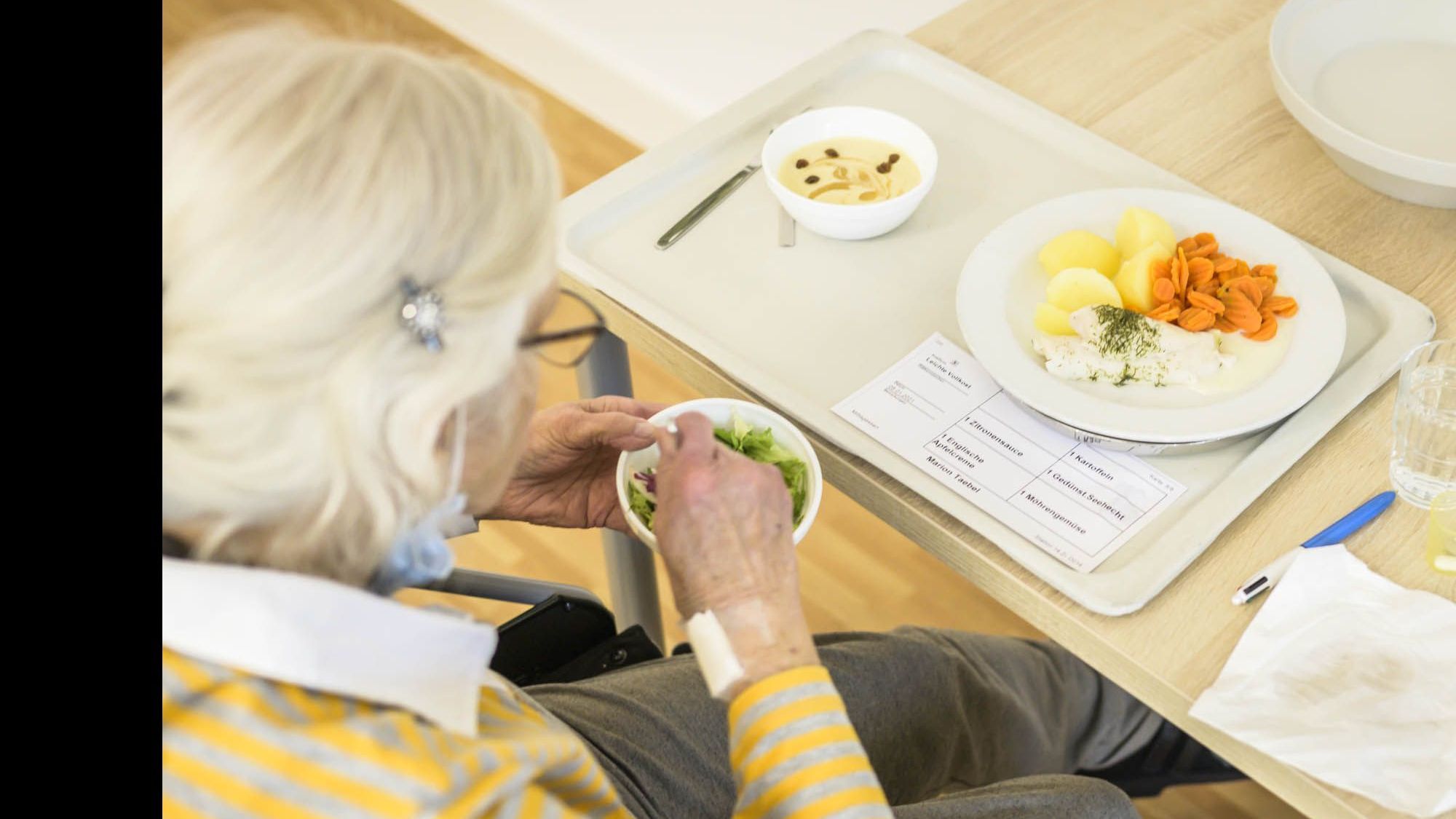 Patientin beim Mittagessen auf dem Zimmer