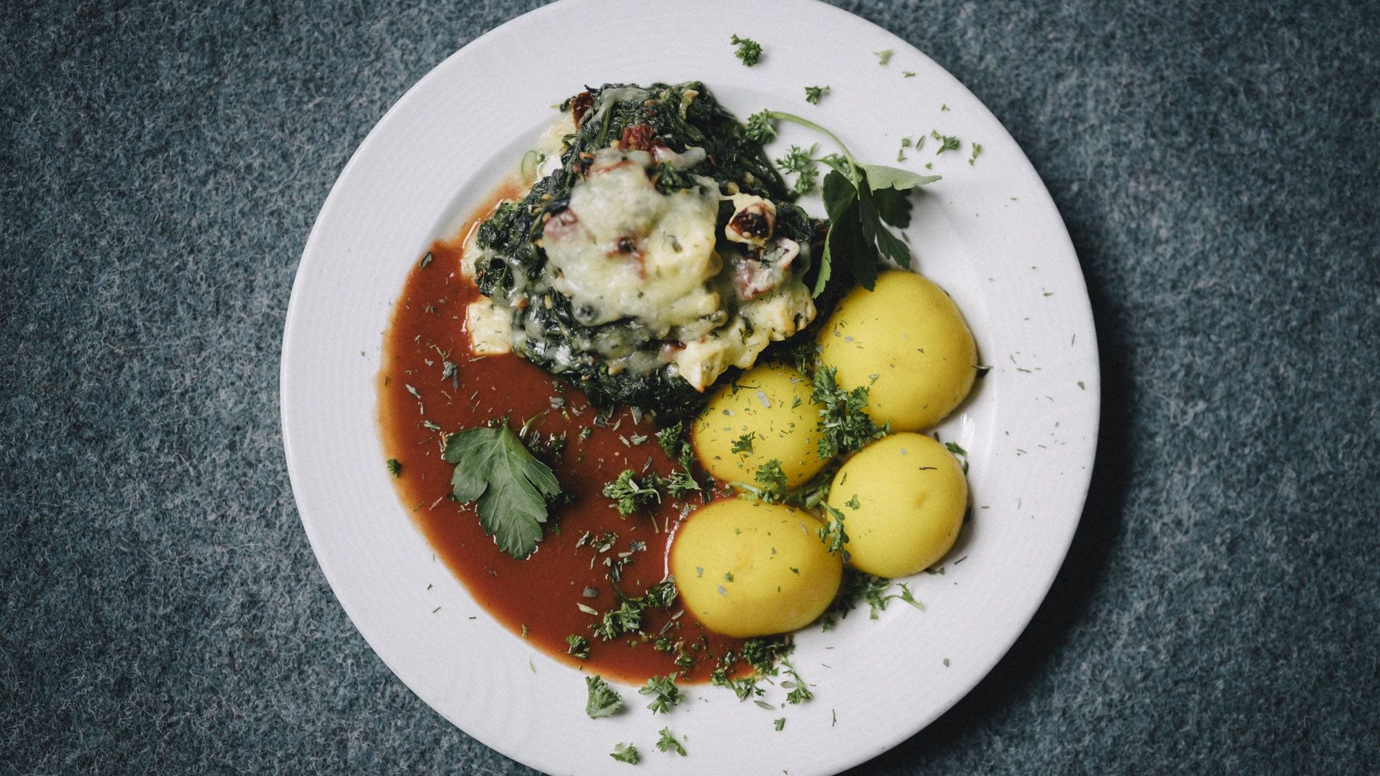 Fisch mit Spinat überbacken und Kartoffeln