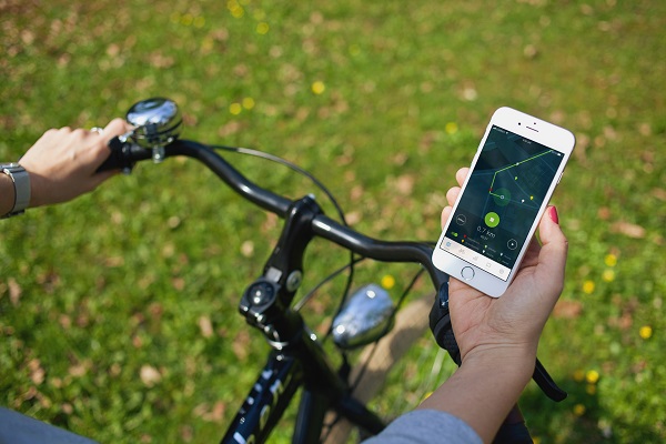 Fahrradfahrer mit Smartphone