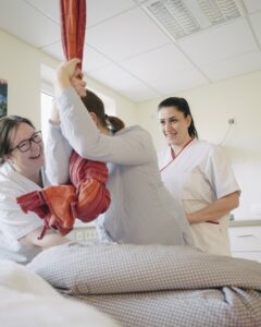 Hebammen unterstützen die werdende Mutter während der Wehen