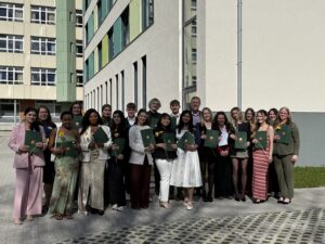 18 Pflegefachpersonen examiniert