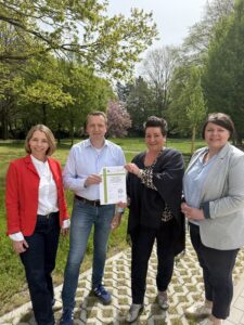 Die Schulleitung der Realschule Misburg sowie die Leitung des Bildungszentrum am Vinzenzkrankenhaus und die Pflegedirektorin freuen sich über die zukünftige Zusammenarbeit im Rahmen der Kooperation.