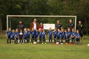 Mannschaft der G-Jugend der JSG Bordenau Poggenhagen mit Trainerteam und Scheckübergabe durch Vertreter des Vinzenzkrankenhaus Hannover